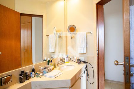 Apartamento à venda com 244m², 4 quartos e 4 vagasBanheiro da Suíte 1