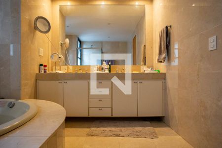 Apartamento à venda com 244m², 4 quartos e 4 vagasBanheiro da Suíte