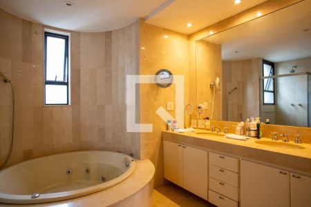 Apartamento à venda com 244m², 4 quartos e 4 vagasBanheiro da Suíte