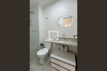 Banheiro de apartamento para alugar com 2 quartos, 52m² em Jardim Tupanci, Barueri