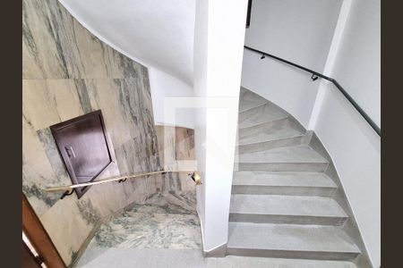 Apartamento à venda com 155m², 3 quartos e sem vaga Apartamento à venda com 155m², 3 quartos e sem vagaEscada