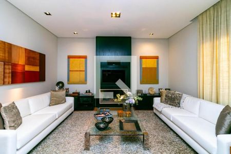 Casa à venda com 3 quartos, 350m² em Vila Tramontano, São Paulo