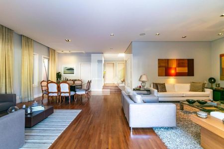 Casa à venda com 3 quartos, 350m² em Vila Tramontano, São Paulo