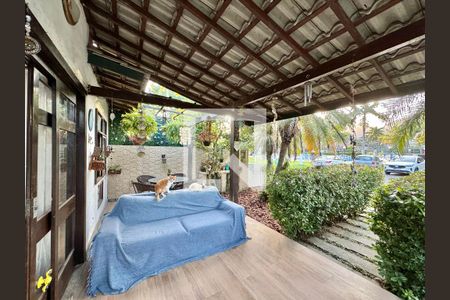 Casa de condomínio à venda com 130m², 2 quartos e 2 vagas Casa de condomínio à venda com 130m², 2 quartos e 2 vagasÁrea externa