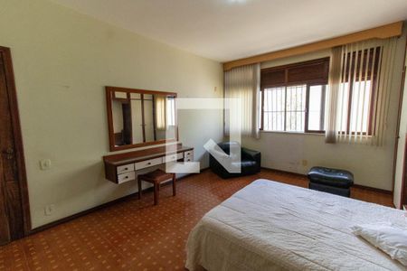 Casa à venda com 1500m², 5 quartos e 3 vagas Casa à venda com 1500m², 5 quartos e 3 vagasSuíte