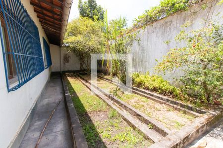 Casa à venda com 1500m², 5 quartos e 3 vagas Casa à venda com 1500m², 5 quartos e 3 vagasQuintal