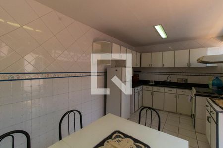 Casa à venda com 1500m², 5 quartos e 3 vagas Casa à venda com 1500m², 5 quartos e 3 vagasCozinha