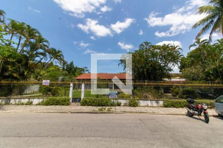 Casa à venda com 1500m², 5 quartos e 3 vagas Casa à venda com 1500m², 5 quartos e 3 vagasFachada