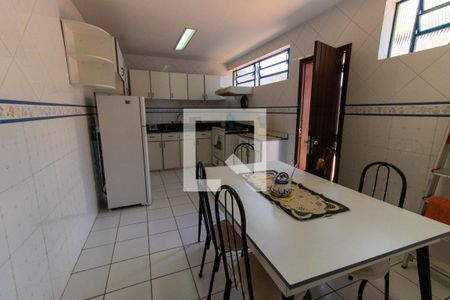 Casa à venda com 1500m², 5 quartos e 3 vagas Casa à venda com 1500m², 5 quartos e 3 vagasCozinha