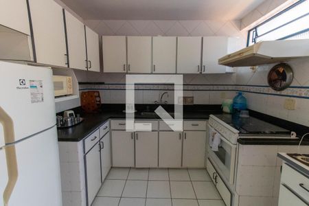 Casa à venda com 1500m², 5 quartos e 3 vagas Casa à venda com 1500m², 5 quartos e 3 vagasCozinha