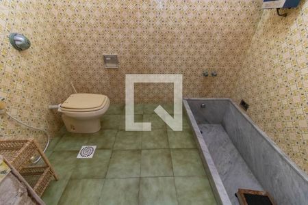 Casa à venda com 1500m², 5 quartos e 3 vagas Casa à venda com 1500m², 5 quartos e 3 vagasBanheiro da Suíte