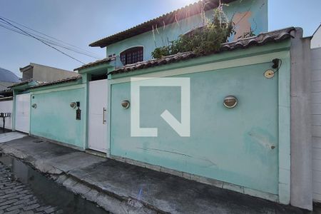 Casa de condomínio à venda com 250m², 5 quartos e 2 vagasFachada