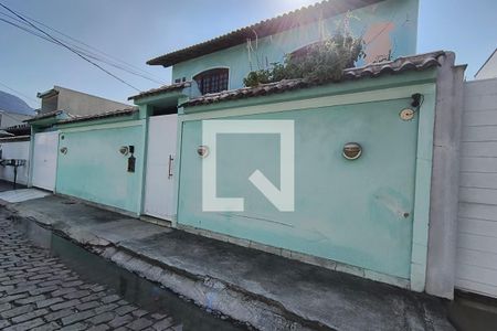Casa de condomínio à venda com 250m², 5 quartos e 2 vagasFachada