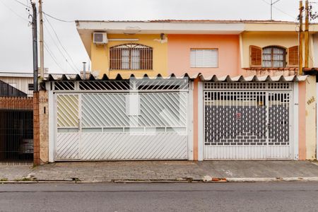Casa à venda com 120m², 2 quartos e 2 vagas Casa à venda com 120m², 2 quartos e 2 vagasFachada