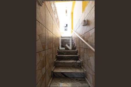 Casa para alugar com 250m², 4 quartos e 2 vagas Casa para alugar com 250m², 4 quartos e 2 vagasEscadas