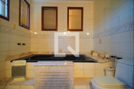 Casa à venda com 520m², 4 quartos e 5 vagasBanheiro da Suíte 2