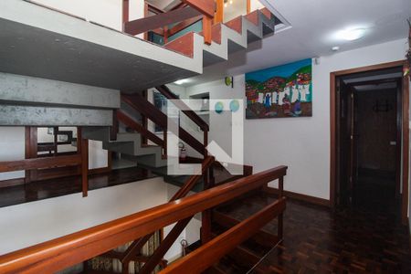 Casa à venda com 596m², 6 quartos e 4 vagas Casa à venda com 596m², 6 quartos e 4 vagascorredor