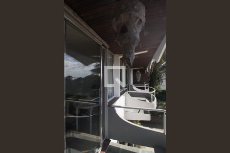 Casa à venda com 596m², 6 quartos e 4 vagas Casa à venda com 596m², 6 quartos e 4 vagasVaranda