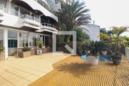 Casa à venda com 596m², 6 quartos e 4 vagas Casa à venda com 596m², 6 quartos e 4 vagasÁrea comum - Piscina