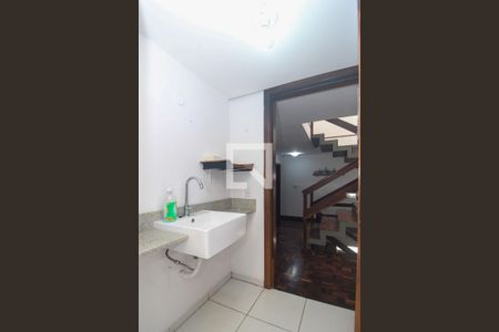 Casa à venda com 596m², 6 quartos e 4 vagas Casa à venda com 596m², 6 quartos e 4 vagasBanheiro 2