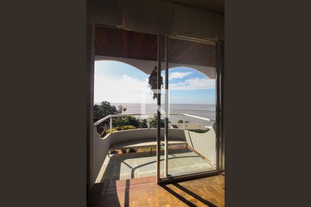 Casa à venda com 596m², 6 quartos e 4 vagas Casa à venda com 596m², 6 quartos e 4 vagasVaranda