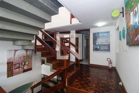 Casa à venda com 596m², 6 quartos e 4 vagas Casa à venda com 596m², 6 quartos e 4 vagascorredor