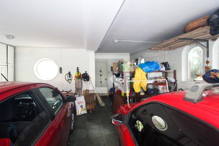 Casa à venda com 596m², 6 quartos e 4 vagas Casa à venda com 596m², 6 quartos e 4 vagasGaragem