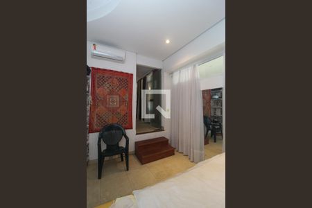 Casa à venda com 596m², 6 quartos e 4 vagas Casa à venda com 596m², 6 quartos e 4 vagasQuarto 4