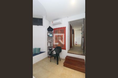 Casa à venda com 596m², 6 quartos e 4 vagas Casa à venda com 596m², 6 quartos e 4 vagasQuarto 4