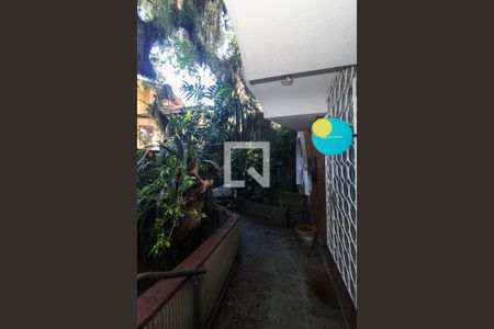 Casa à venda com 596m², 6 quartos e 4 vagas Casa à venda com 596m², 6 quartos e 4 vagasVista