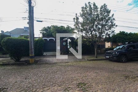 Casa à venda com 596m², 6 quartos e 4 vagas Casa à venda com 596m², 6 quartos e 4 vagasFachada