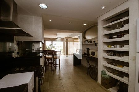 Casa à venda com 596m², 6 quartos e 4 vagas Casa à venda com 596m², 6 quartos e 4 vagasCozinha 2