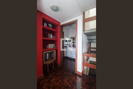 Casa à venda com 596m², 6 quartos e 4 vagas Casa à venda com 596m², 6 quartos e 4 vagasCorredor