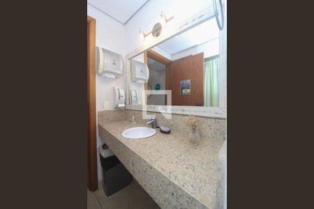 Casa à venda com 596m², 6 quartos e 4 vagas Casa à venda com 596m², 6 quartos e 4 vagasBanheiro 4