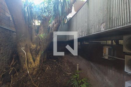 Casa à venda com 596m², 6 quartos e 4 vagas Casa à venda com 596m², 6 quartos e 4 vagasvista