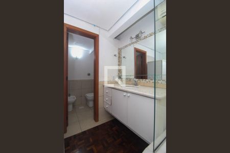 Casa à venda com 596m², 6 quartos e 4 vagas Casa à venda com 596m², 6 quartos e 4 vagasBanheiro da suite 2