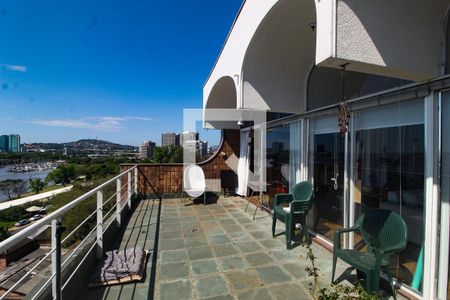 Casa à venda com 596m², 6 quartos e 4 vagas Casa à venda com 596m², 6 quartos e 4 vagasVaranda