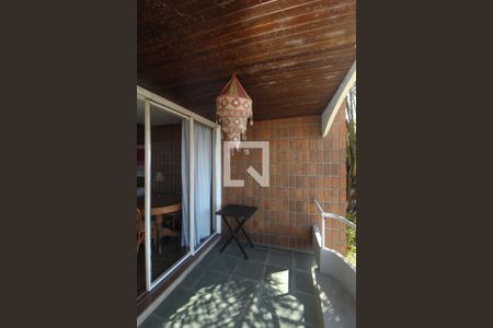 Casa à venda com 596m², 6 quartos e 4 vagas Casa à venda com 596m², 6 quartos e 4 vagasVaranda