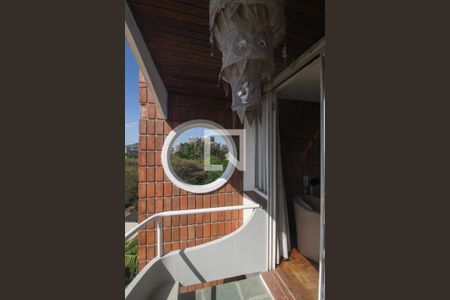 Casa à venda com 596m², 6 quartos e 4 vagas Casa à venda com 596m², 6 quartos e 4 vagasVaranda