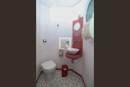 Casa à venda com 596m², 6 quartos e 4 vagas Casa à venda com 596m², 6 quartos e 4 vagasBanheiro 2