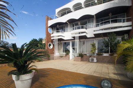 Casa à venda com 596m², 6 quartos e 4 vagas Casa à venda com 596m², 6 quartos e 4 vagasÁrea comum - Piscina