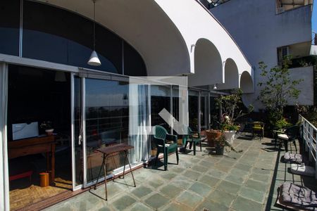 Casa à venda com 596m², 6 quartos e 4 vagas Casa à venda com 596m², 6 quartos e 4 vagasVaranda