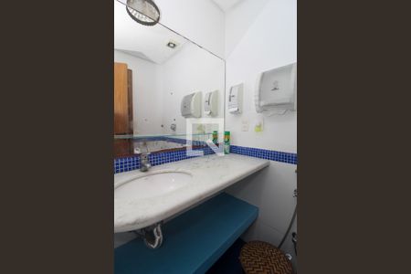 Casa à venda com 596m², 6 quartos e 4 vagas Casa à venda com 596m², 6 quartos e 4 vagasBanheiro 4