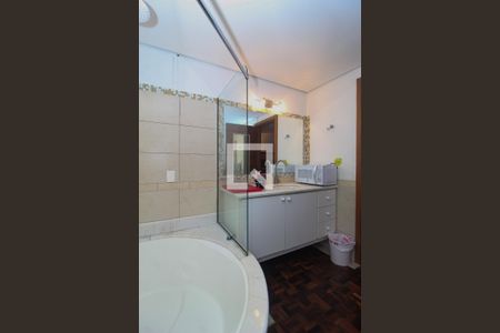 Casa à venda com 596m², 6 quartos e 4 vagas Casa à venda com 596m², 6 quartos e 4 vagasBanheiro da suite 2