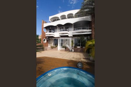 Casa à venda com 596m², 6 quartos e 4 vagas Casa à venda com 596m², 6 quartos e 4 vagasÁrea comum - Piscina