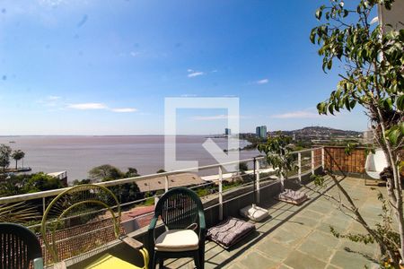 Casa à venda com 596m², 6 quartos e 4 vagas Casa à venda com 596m², 6 quartos e 4 vagasVaranda