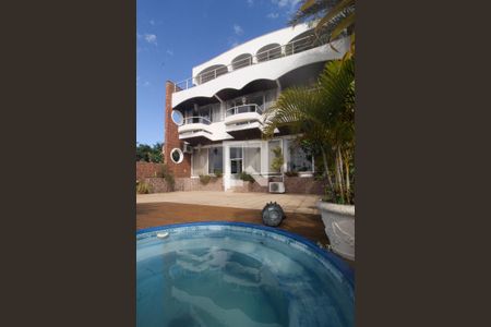 Casa à venda com 596m², 6 quartos e 4 vagas Casa à venda com 596m², 6 quartos e 4 vagasÁrea comum - Piscina