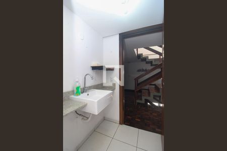 Casa à venda com 596m², 6 quartos e 4 vagas Casa à venda com 596m², 6 quartos e 4 vagasBanheiro 2