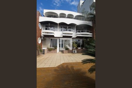 Casa à venda com 596m², 6 quartos e 4 vagas Casa à venda com 596m², 6 quartos e 4 vagasÁrea comum - Piscina