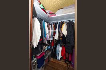 Casa à venda com 596m², 6 quartos e 4 vagas Casa à venda com 596m², 6 quartos e 4 vagasCloset